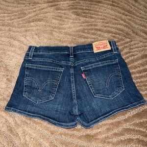 mid rise Levi shorts